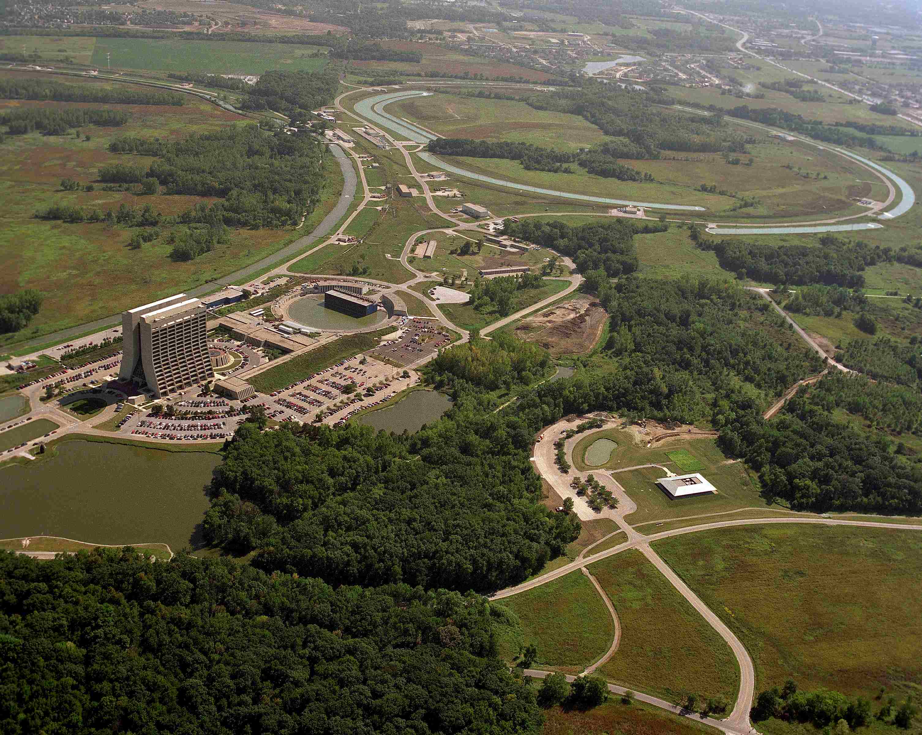Images Wikimedia Commons/k16 Reidar Hahn Aerial_view_of_Wilson_Hall,_Fermilab